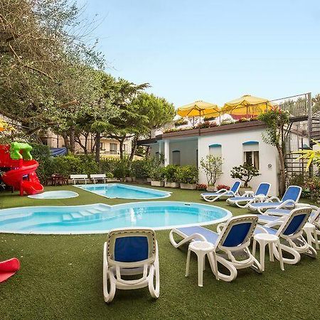 Hotel Manzoni Lido di Jesolo Bagian luar foto