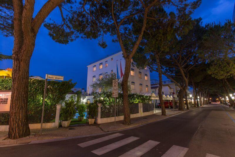 Hotel Manzoni Lido di Jesolo Bagian luar foto