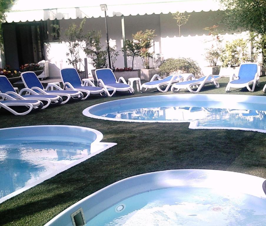 Hotel Manzoni Lido di Jesolo Bagian luar foto