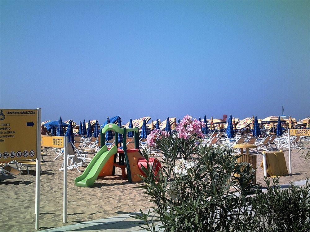 Hotel Manzoni Lido di Jesolo Bagian luar foto