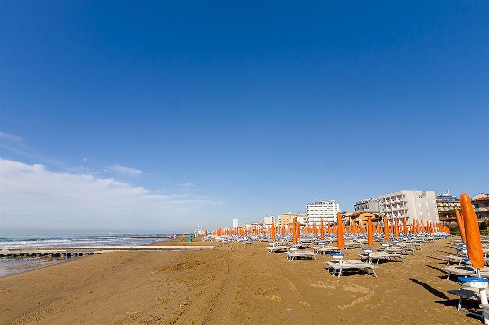 Hotel Manzoni Lido di Jesolo Bagian luar foto