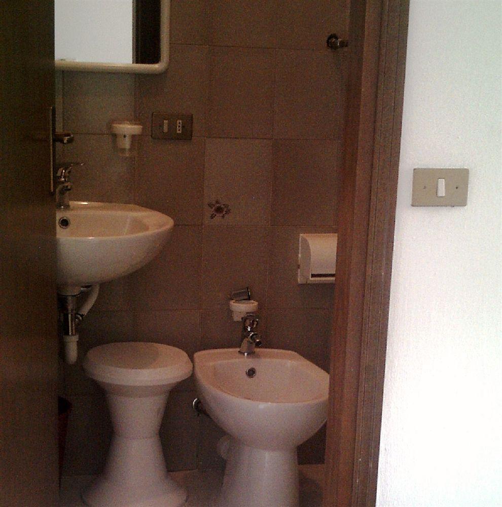 Hotel Manzoni Lido di Jesolo Bagian luar foto