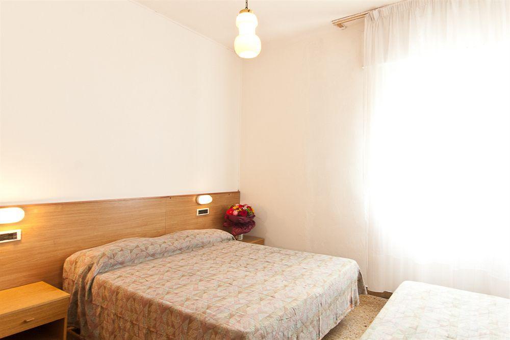 Hotel Manzoni Lido di Jesolo Bagian luar foto