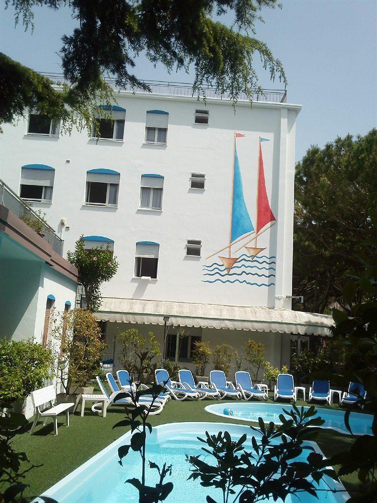 Hotel Manzoni Lido di Jesolo Bagian luar foto