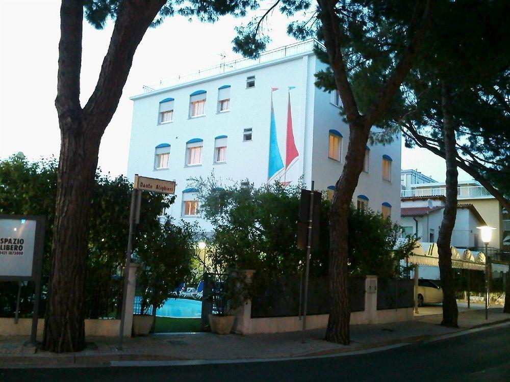 Hotel Manzoni Lido di Jesolo Bagian luar foto