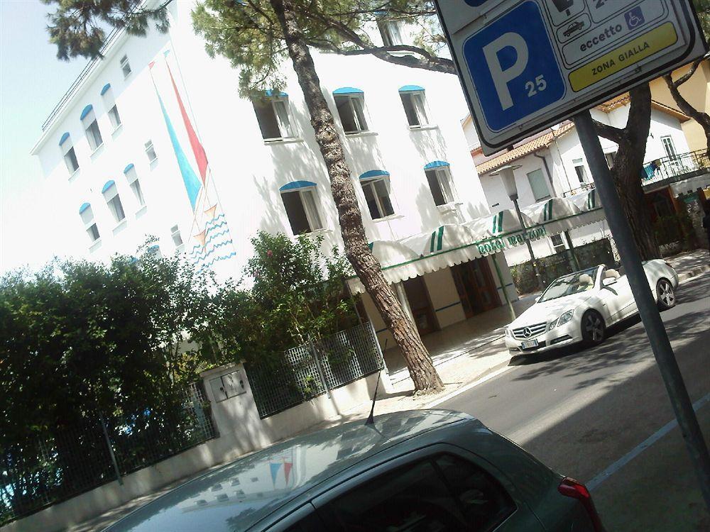 Hotel Manzoni Lido di Jesolo Bagian luar foto