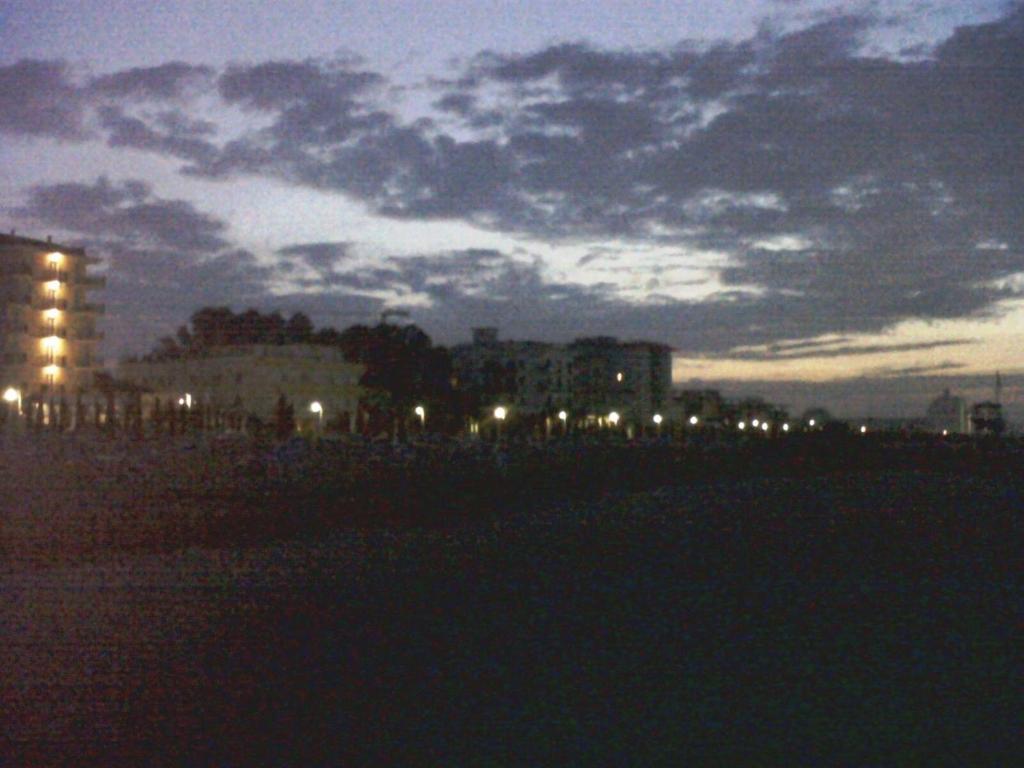 Hotel Manzoni Lido di Jesolo Bagian luar foto