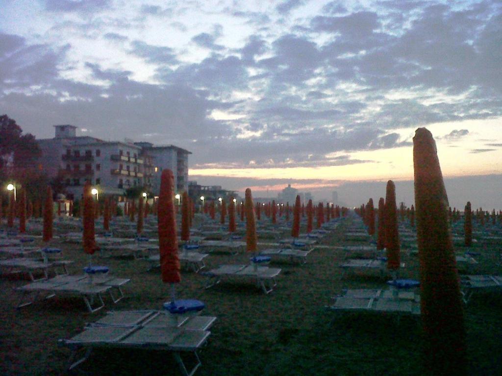 Hotel Manzoni Lido di Jesolo Bagian luar foto