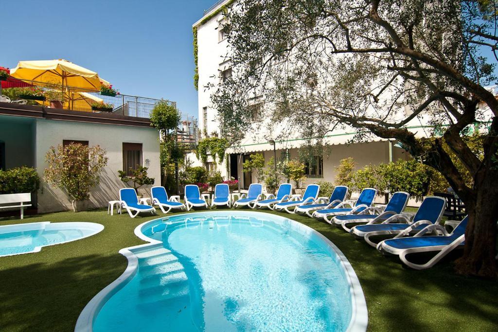 Hotel Manzoni Lido di Jesolo Bagian luar foto
