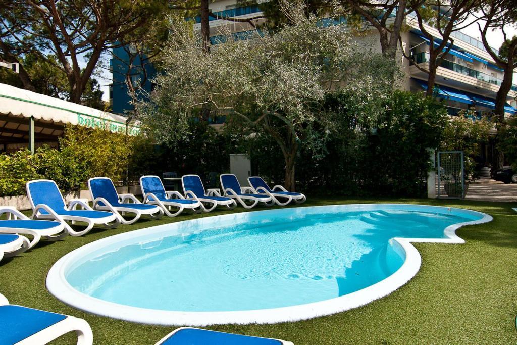 Hotel Manzoni Lido di Jesolo Bagian luar foto