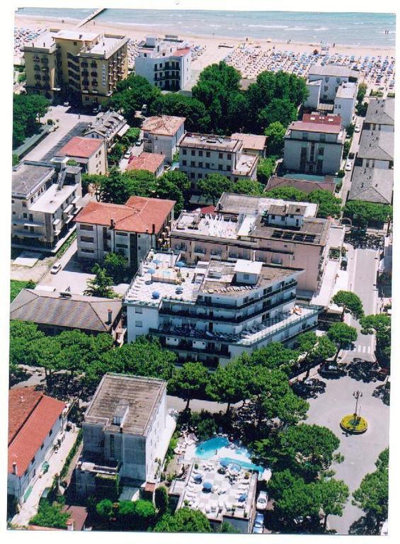 Hotel Manzoni Lido di Jesolo Bagian luar foto