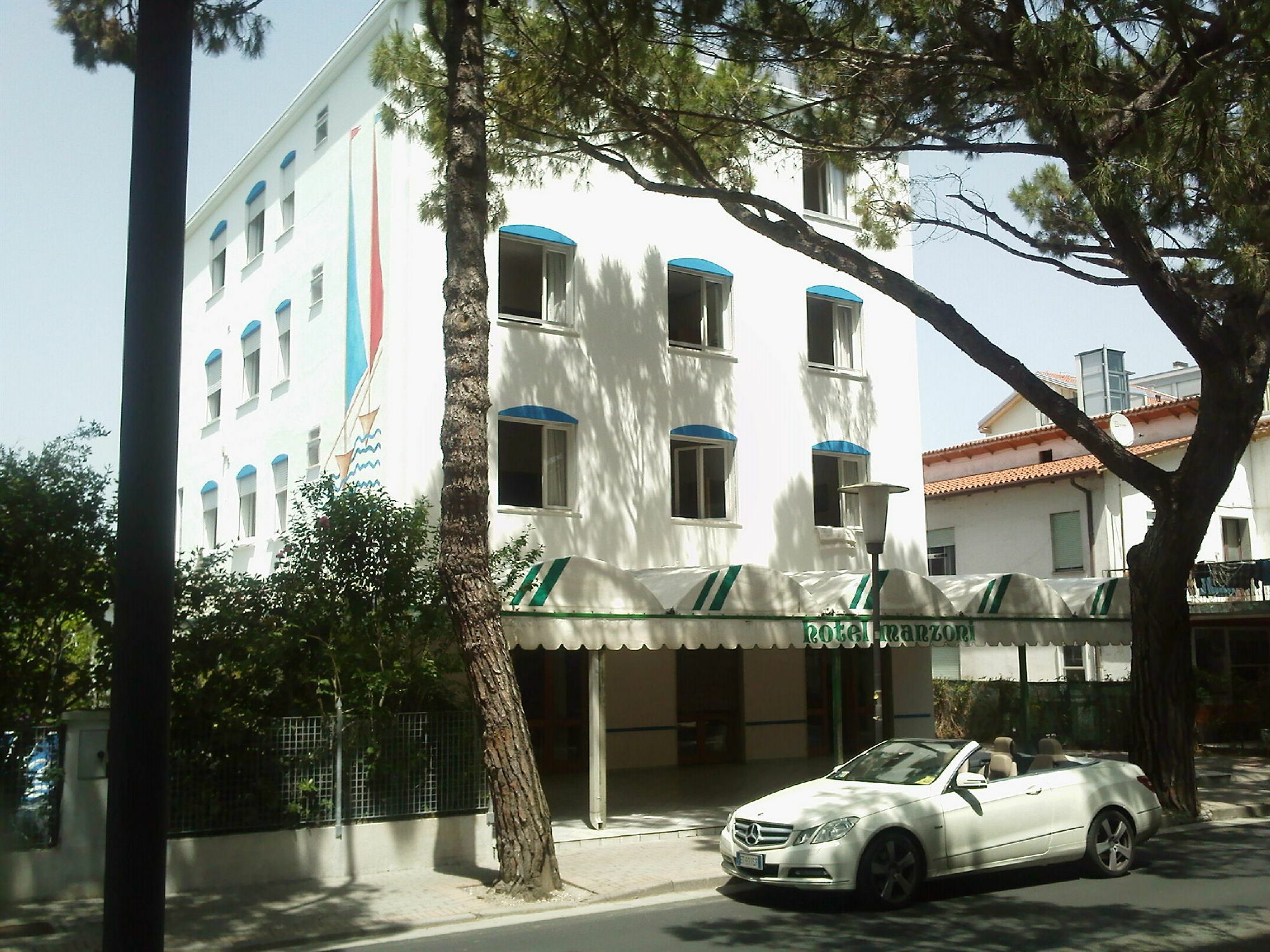 Hotel Manzoni Lido di Jesolo Bagian luar foto