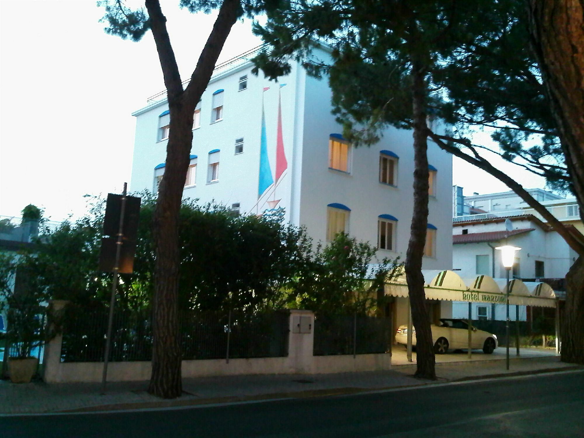 Hotel Manzoni Lido di Jesolo Bagian luar foto