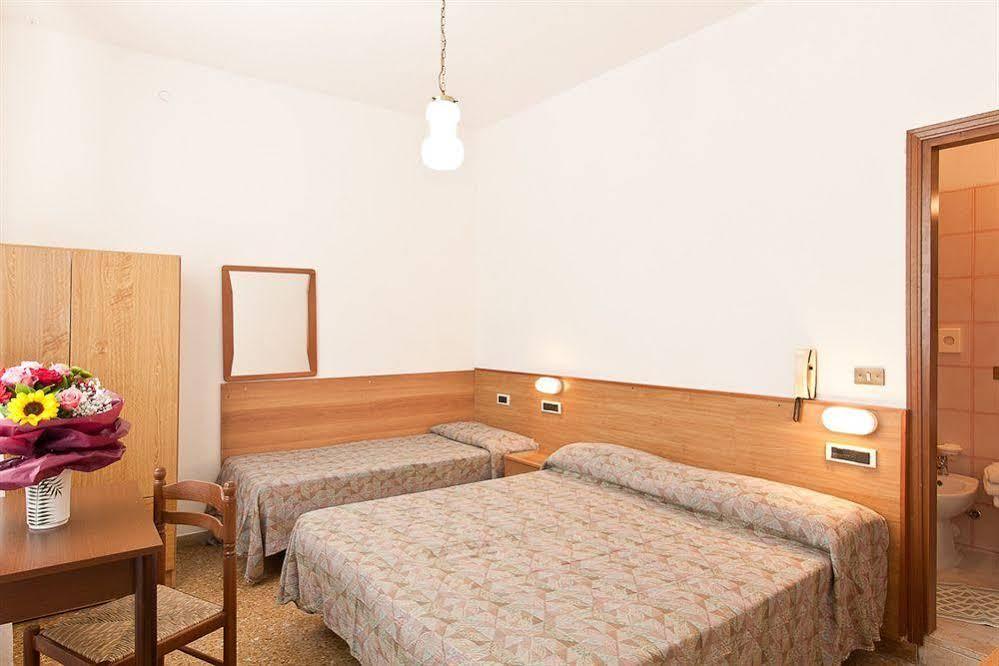 Hotel Manzoni Lido di Jesolo Bagian luar foto
